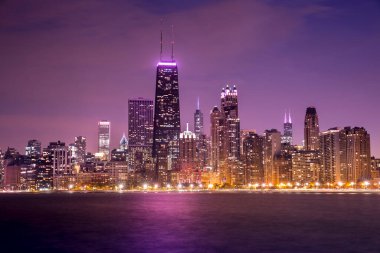 Michigan Gölü ve Illinois ABD 'deki Lake Shore Drive' ın karşısındaki Chicago şehri.