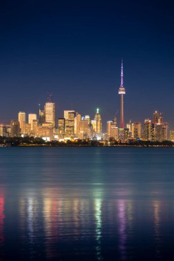 CN Kulesi ve Toronto şehri gökdelenleri Ontario Kanada şehir merkezine bakıyor