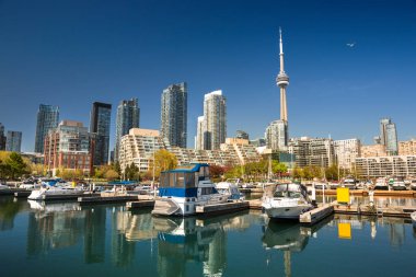 Ontario Gölü boyunca marinadan Toronto, Ontario, Kanada 'daki CN Tower' ın gökyüzü manzarası