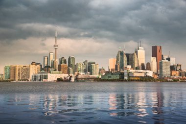 Ontario Gölü boyunca marinadan Toronto, Ontario, Kanada 'daki CN Tower' ın gökyüzü manzarası