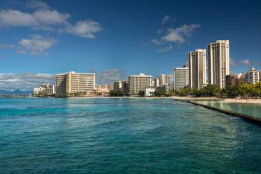 Honolulu Oahu Hawaii 'deki Pasifik Okyanusu kıyısındaki Waikiki Sahili' nde tatil yapan otel ve turistler.
