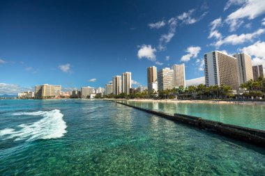Honolulu Oahu Hawaii 'deki Pasifik Okyanusu kıyısındaki Waikiki Sahili' nde tatil yapan otel ve turistler.