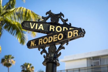 Los Angeles California 'nın Beverly Hills alışveriş bölgesindeki Rodeo Drive yol tabelası.