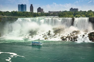 Niagara Şelalesi, Ontario, Kanada 'daki Amerikan Şelalesi' nin üzerinden tatlı su akar.