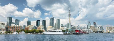 Queens Quay ve Ontario Gölü 'nden Toronto Kanada şehir manzarası