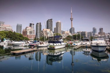 Queens Quay ve Ontario Gölü 'nden Toronto Kanada şehir manzarası