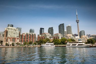 Queens Quay ve Ontario Gölü 'nden Toronto Kanada şehir manzarası