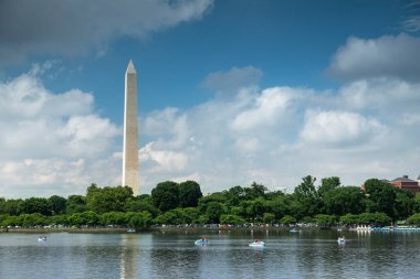 Washington DC Anıtı ve ABD Kongre Binası Jefferson Memorial 'dan ABD Ulusal AVM' ye uzanan Tidal Havzası 'nın karşısında.