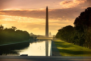 Washington DC Anıtı ve ABD Kongre Binası Ulusal AVM 'deki Lincoln Anıtı' nın yansıtma havuzunun karşısındaki bina.
