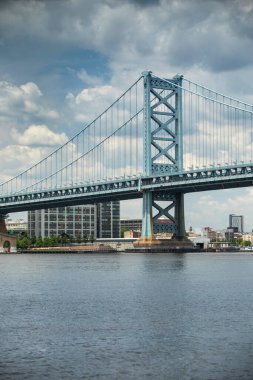 Benjamin Franklin Köprüsü, Delaware Nehri üzerinde, Camden, New Jersey 'i Philadelphia, Pennsylvania' ya bağlıyor.