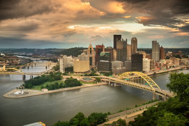 Pittsburgh şehir manzarası Monongahela ve Allegheny Nehri üzerinde