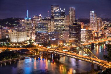 Pittsburgh şehir manzarası Monongahela ve Allegheny Nehri üzerinde
