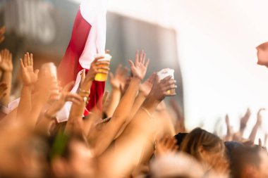 Stadyumdaki taraftarlar bir spor müsabakasında takımı alkışlıyorlar.