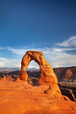 Moab Utah yakınlarındaki Arches Ulusal Parkı 'nda güneybatı Amerika kızıl kaya manzarası