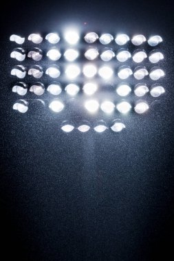 Parlak ışıkların altında sağanak yağmur