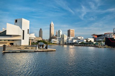 Cleveland Ohio şehir merkezinin Skyline manzarası ABD Erie Gölü kıyısındaki Marina 'ya bakıyor