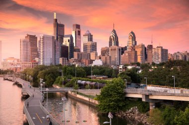 Şehir merkezinin ufuk çizgisi Philadelphia Pennsylvania ABD Schuylkill Nehri ve sahil yolu üzerinde