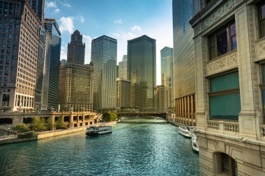 Chicago Nehri Illinois ABD 'deki teknelerin üzerinden şehir binaları ve ufuk çizgisi