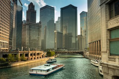 Chicago Nehri Illinois ABD 'deki teknelerin üzerinden şehir binaları ve ufuk çizgisi
