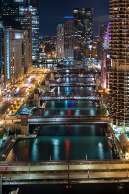 Şehir merkezi binaları ve Chicago Nehri üzerindeki ufuk çizgisi Illinois ABD
