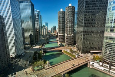 Şehir merkezi binaları ve Chicago Nehri üzerindeki ufuk çizgisi Illinois ABD