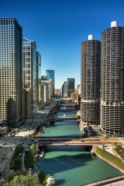 Şehir merkezi binaları ve Chicago Nehri üzerindeki ufuk çizgisi Illinois ABD