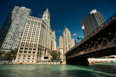 Chicago Nehri üzerindeki şehir binaları ve ufuk çizgisi Illinois ABD