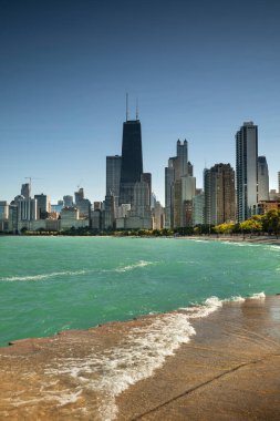Michigan Gölü ve Illinois ABD 'deki Lake Shore Drive' ın karşısındaki Chicago şehri.