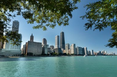 Michigan Gölü ve Illinois ABD 'deki Lake Shore Drive' ın karşısındaki Chicago şehri.