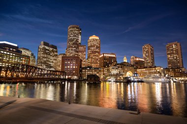 Şehir merkezindeki Boston Massachusetts manzaralı. Geceleri nehir kıyısına bakıyor.
