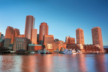 Şehir merkezi manzaralı Boston Massachusetts Fan Pier Park 'tan nehir kıyısına bakıyor.