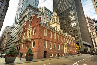 Boston Massachusetts 'in merkezinde tarihi Özgürlük Yolu üzerindeki Eski Eyalet Binası.