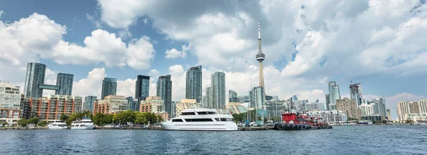 Queens Quay ve Ontario Gölü 'nden Toronto Kanada şehir manzarası