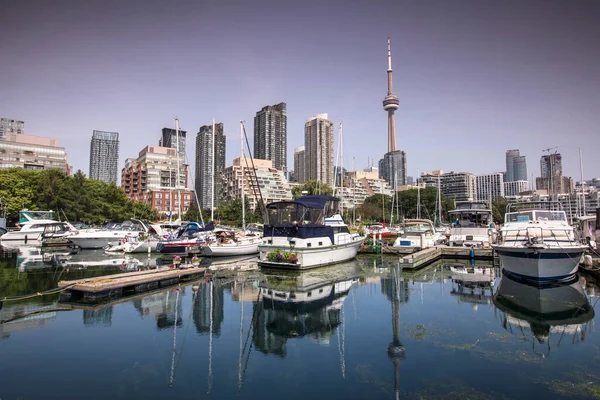 Queens Quay ve Ontario Gölü 'nden Toronto Kanada şehir manzarası