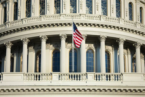 Símbolo Bandeira Americana Capitólio Dos Estados Unidos Edifício Senado Washington — Fotografia de Stock