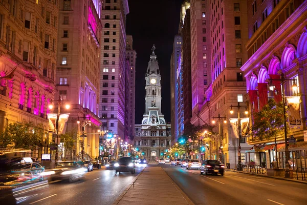 美国宾夕法尼亚州宽街费城市政厅的夜景 — 图库照片