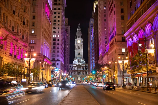 Pennsylvania 'da Broad Caddesi' ndeki Philadelphia Belediye Binası 'nın gece görüşü.