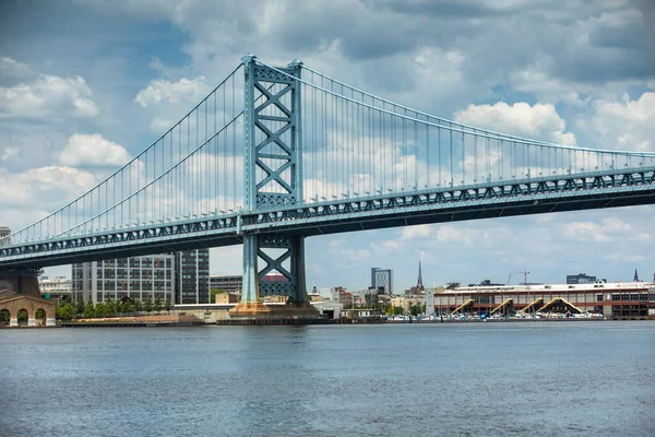 Benjamin Franklin Köprüsü, Delaware Nehri üzerinde, Camden, New Jersey 'i Philadelphia, Pennsylvania' ya bağlıyor.