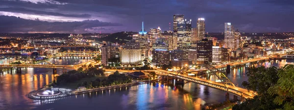 Pittsburgh şehir manzarası Monongahela ve Allegheny Nehri üzerinde