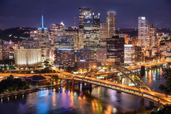 Pittsburgh şehir manzarası Monongahela ve Allegheny Nehri üzerinde