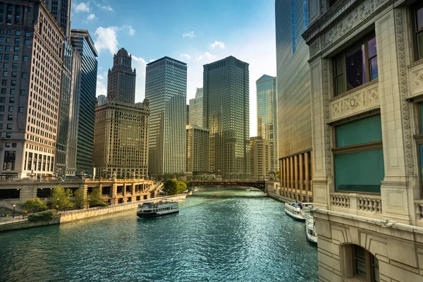 Chicago Nehri Illinois ABD 'deki teknelerin üzerinden şehir binaları ve ufuk çizgisi