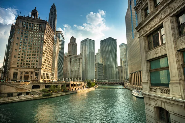 Edifici Cittadini Skyline Sulle Barche Sul Fiume Chicago Illinois Usa — Foto Stock