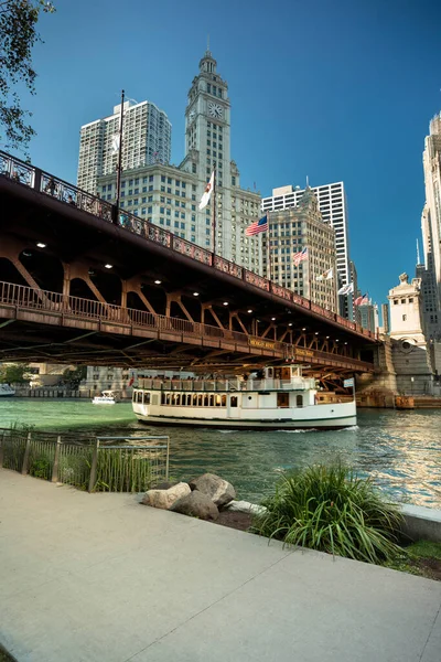 Паромное Судно Проходит Мостом Дюсейбл Через Реку Чикаго Центре Чикаго — стоковое фото
