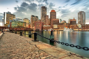 Şehir merkezi gökyüzü manzaralı Boston Massachusetts ABD nehir kıyısı limanı ve yat limanına bakıyor Fan Pier Park 'tan gece