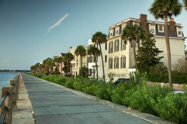 Amerikan Battery Caddesi 'ndeki eski federal tarz evler Charleston Güney Carolina' da.