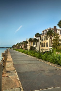 Amerikan Battery Caddesi 'ndeki eski federal tarz evler Charleston Güney Carolina' da.