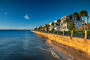 Amerikan Battery Caddesi 'ndeki eski federal tarz evler Charleston Güney Carolina' da.