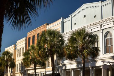 Charleston Güney Carolina 'daki Broad and Meeting caddelerindeki eski tarihi iş binaları.