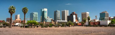Phoenix Arizona 'da şehir merkezindeki panoramik ofis binaları ve apartman daireleri manzaralı.