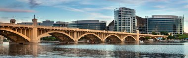 Phoenix, Arizona - 8 Nisan 2019: Salt River ve Mill Avenue Köprüsü üzerindeki Tempe Arizona şehir merkezi panoramik kıyı manzarası